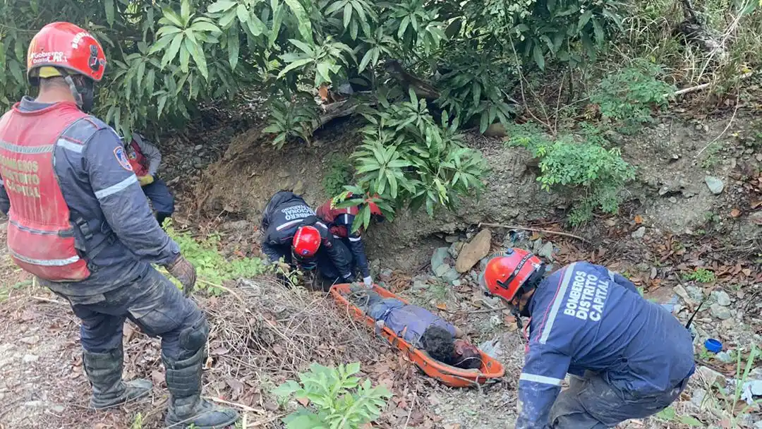 FALLA MECÁNICA habría provocado que gandola cayera al vacío en la Caracas-La Guaira