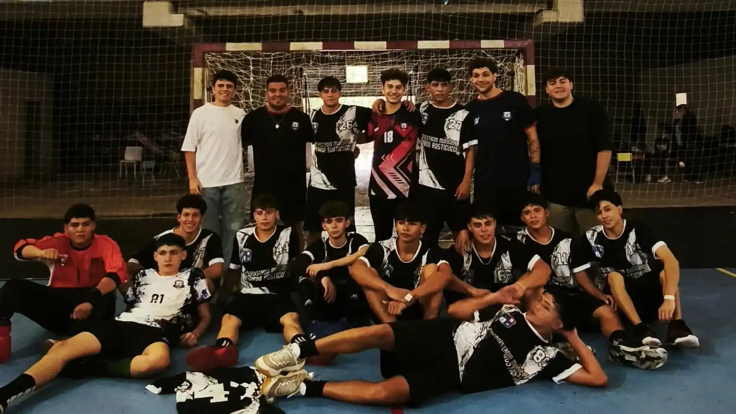 Los juveniles se mantienen terceros en la tabla de posiciones, acechando al líder.