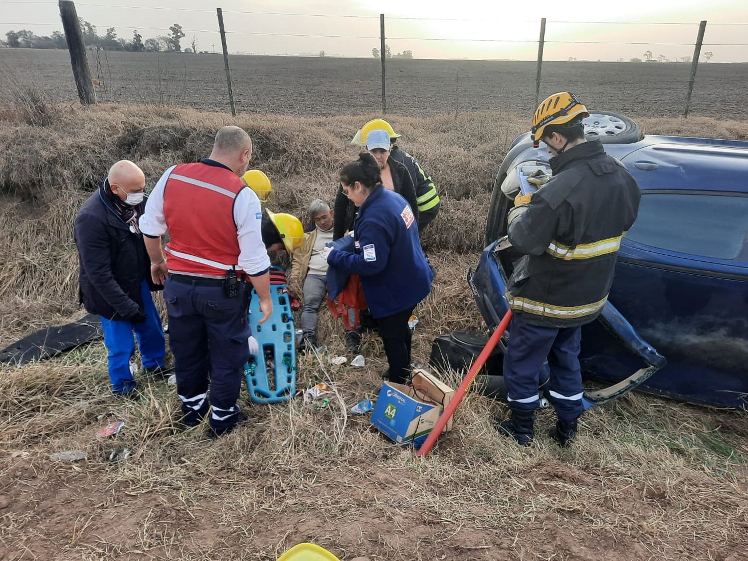 El vehículo quedó lateralizado dentro de una cuneta.