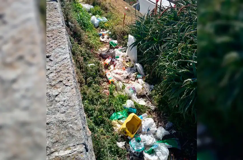 Basural en Punta Iglesia, a metros del paseo costero