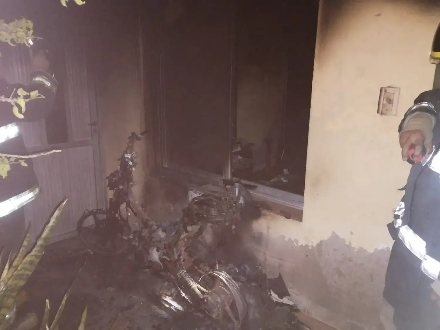 moto incendiada morteros - 2