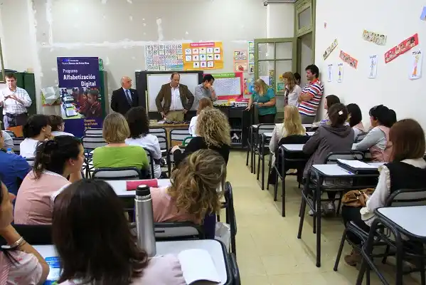 Fundación Nuevo Banco de Entre Ríos equipó escuelas con aulas digitales 