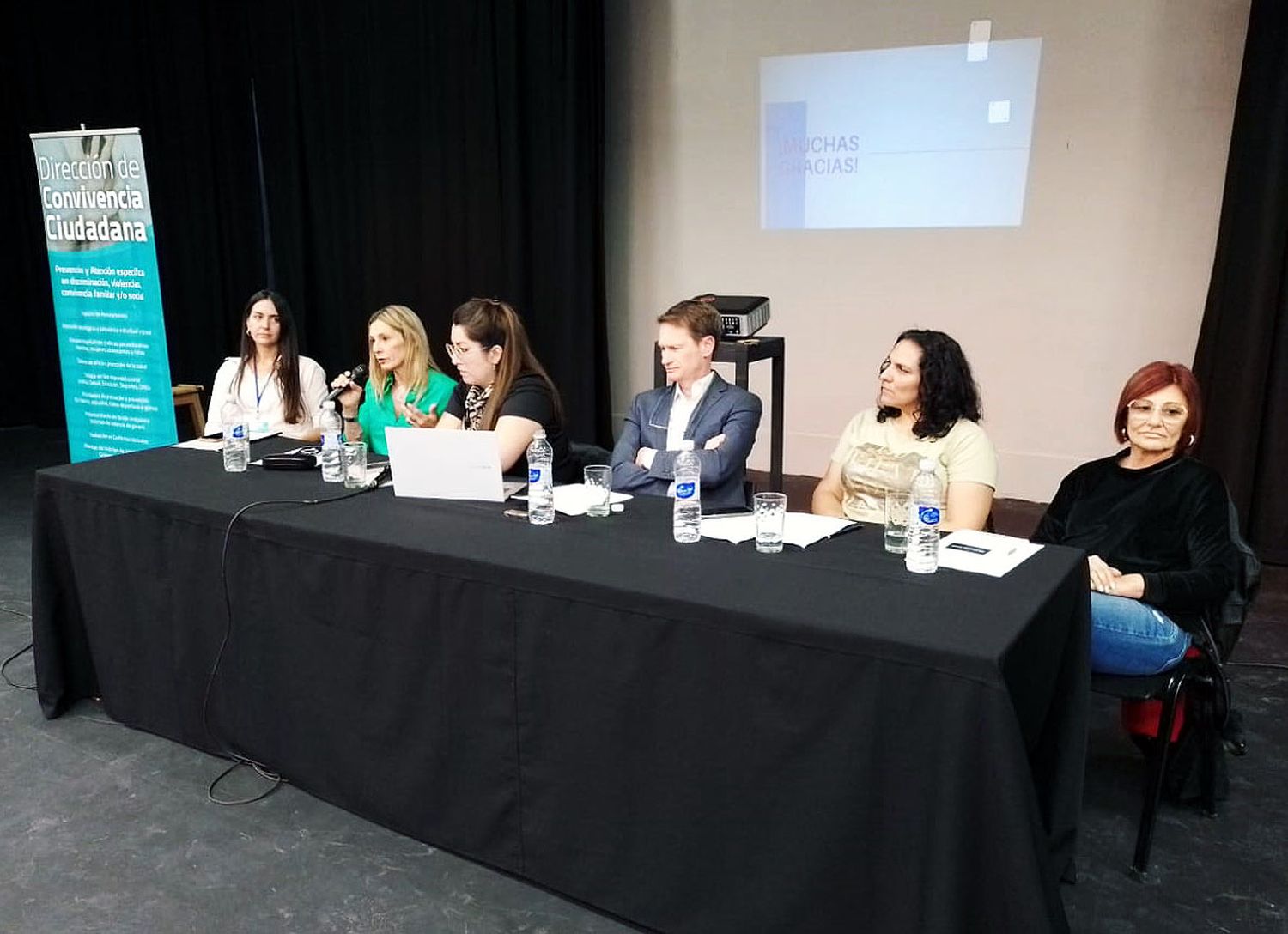 Mesa de disertantes que abordaron la temática en el auditorio municipal.