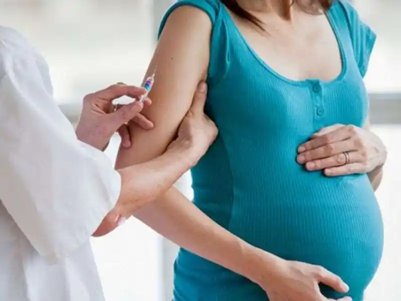 La vacuna se indica ente las semanas 32 y 36 del embarazo