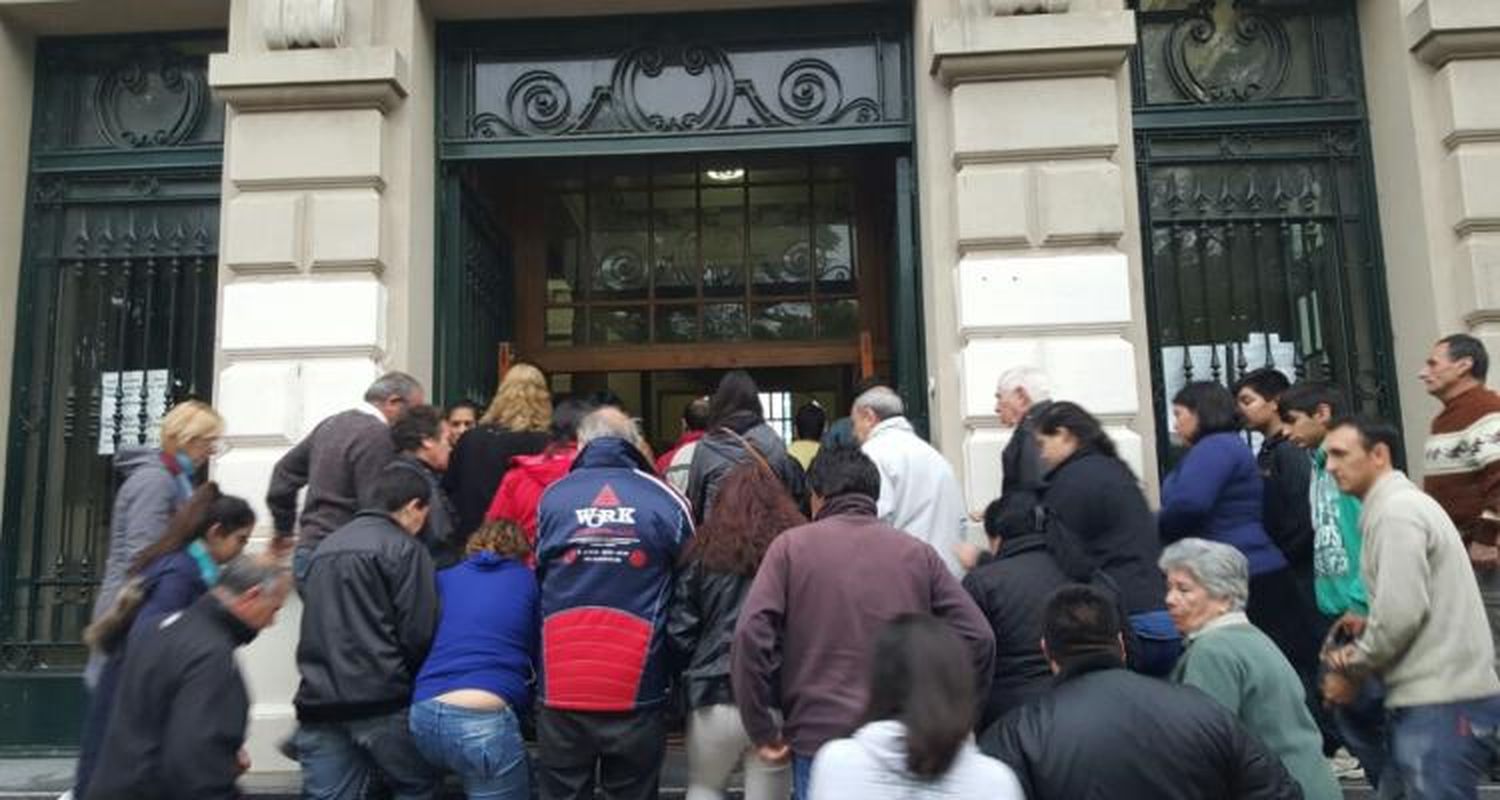 Paso 2015: Quejas por las demoras en la Escuela Normal