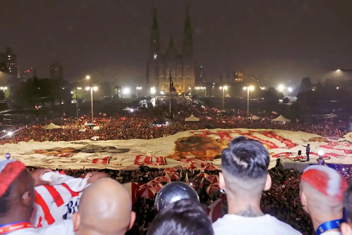 Una multitud de Estudiantes celebró el campeonato Pincha en La Plata.