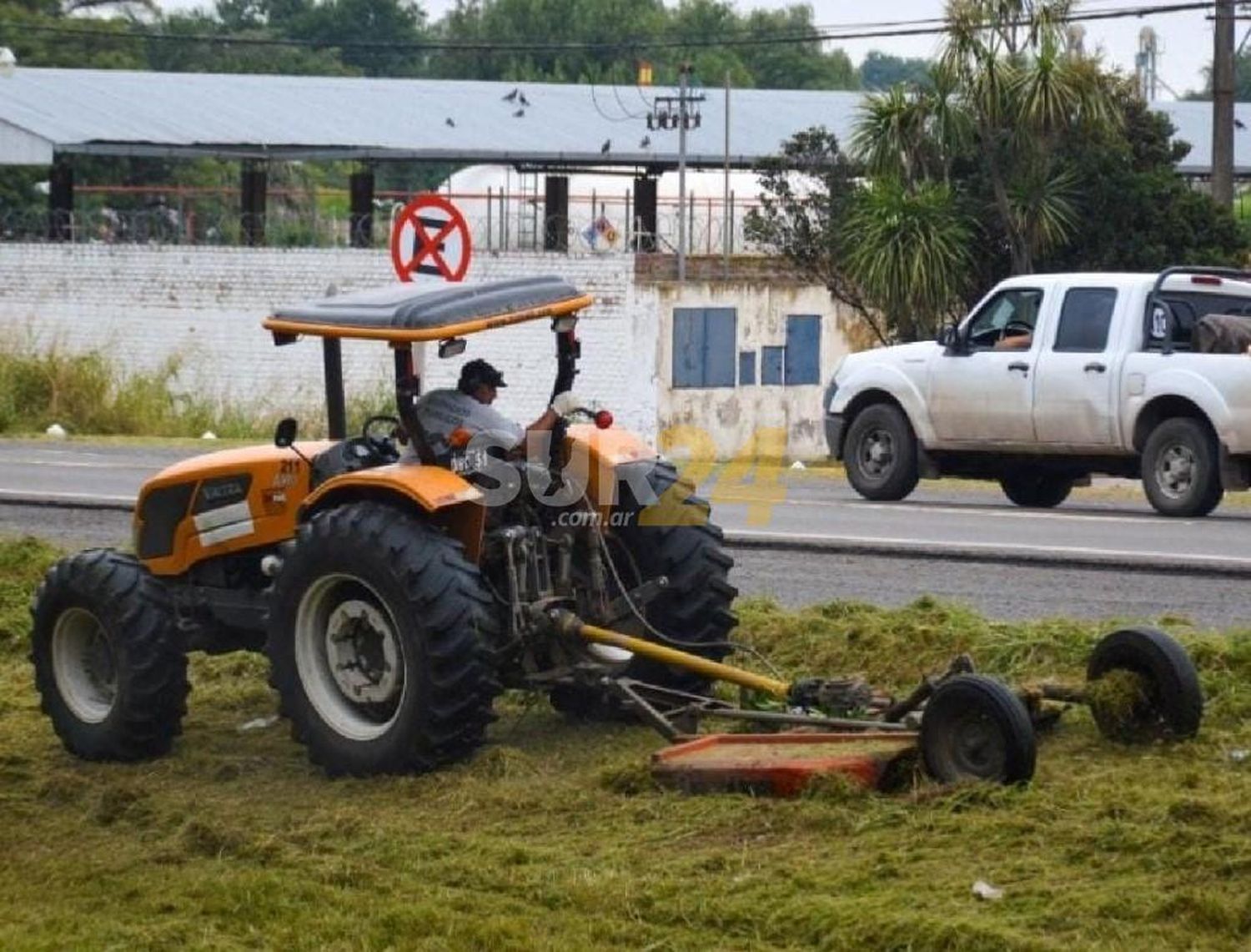 Ante la ausencia de Vialidad, el Municipio ordenó corte de pastos en ruta 33