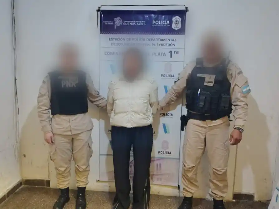 Circulaba con un Mercedes Benz con licencia de conducir trucha