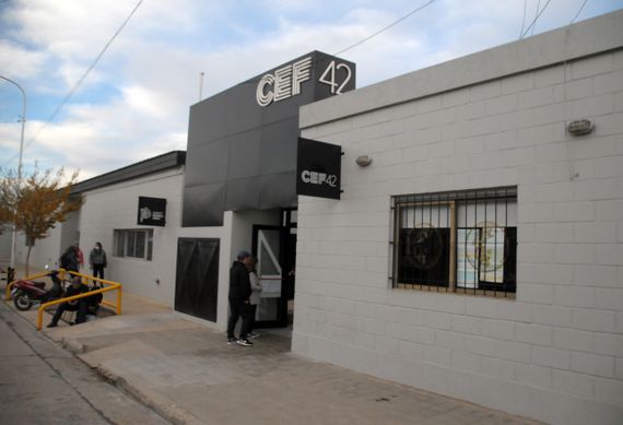El Municipio abrirá una Escuela de natación para adultos en la pileta climatizada del CEF 42