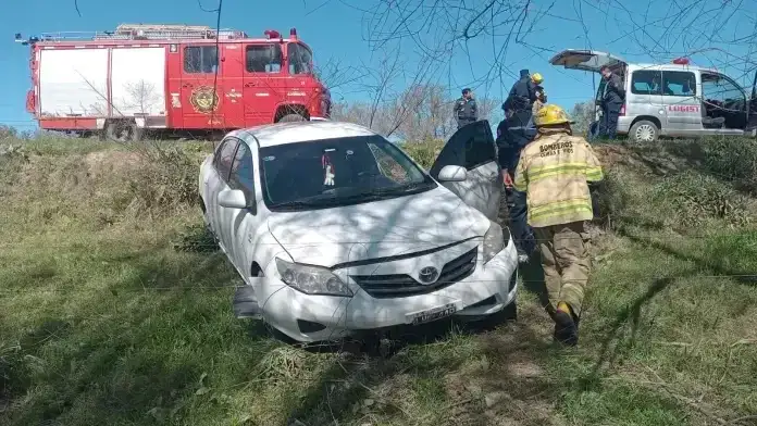 Susto en el sur entrerriano: le explotó un neumático y desbarrancó en su auto