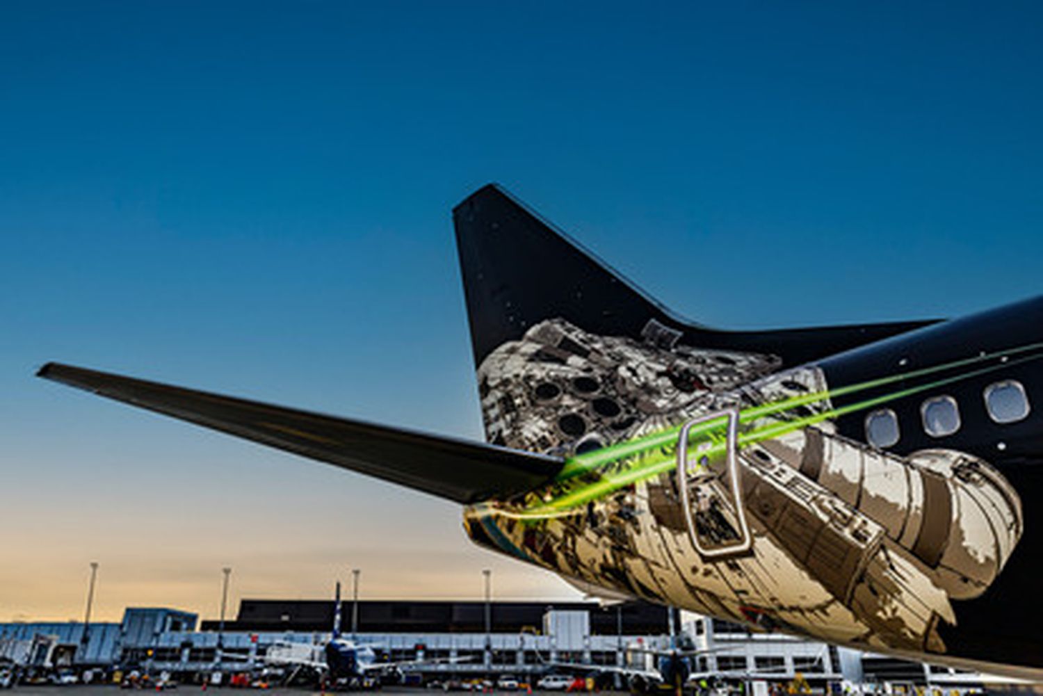 El Halcón Milenario, protagonista del livery especial de un Boeing 737 de Alaska Airlines