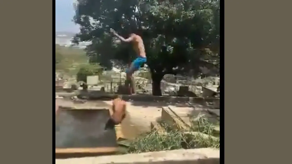 ¿COSAS DE MUCHACHOS? Se bañan en una tumba del cementerio cuál piscina (Video)