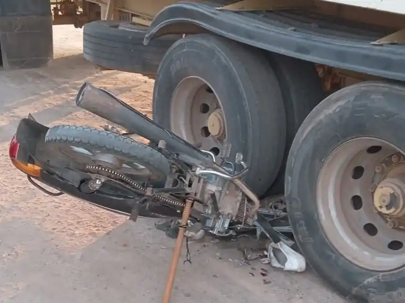 No terminó en tragedia de milagro: jóvenes alcoholizados y en moto terminaron abajo de un camión