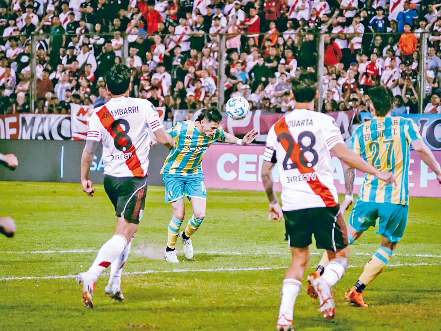 Tomás Fernández conecta para el tercer gol de Aldosivi.