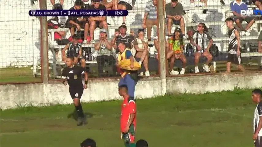 Un árbitro expulsó a un vendedor de chipá en pleno partido