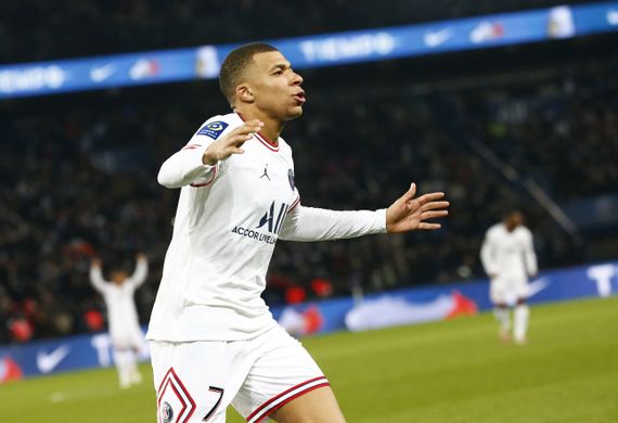 PSG no conforma, pero gana y estira diferencias