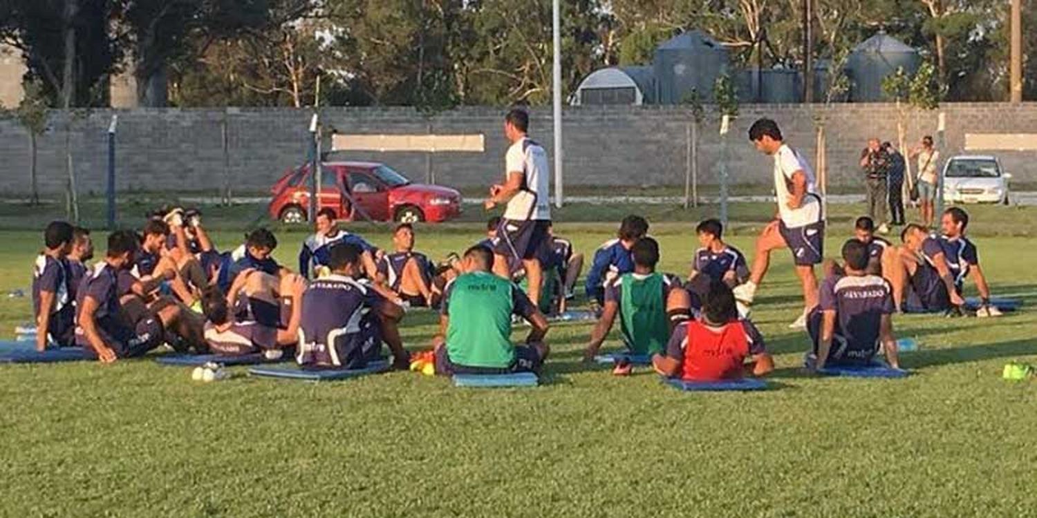 Se cayó el pase de Cáseres y Alvarado le apunta a otro gambeteador