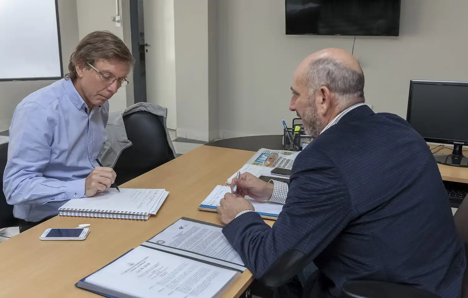 Bahillo y De La Rosa gestionan una ambulancia para el Hospital