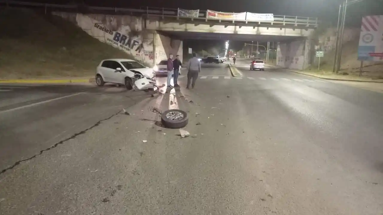 Una camioneta y un auto protagonizaron un fuerte choque en avenida Almafuerte y Circunvalación