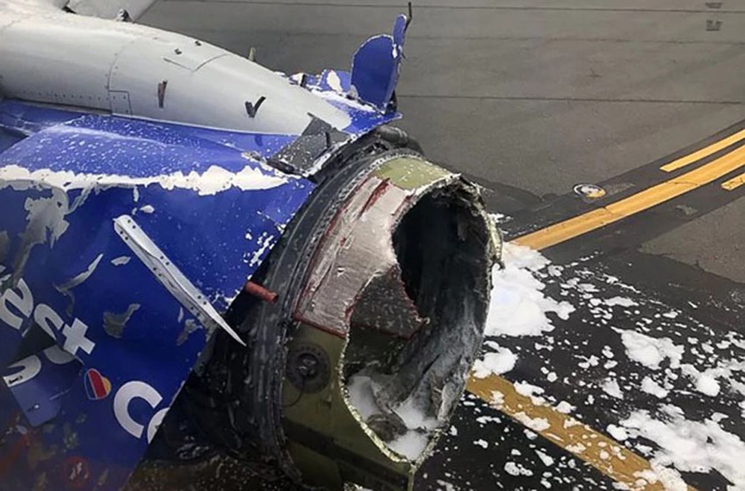 Explotó una turbina durante un vuelo y una mujer fue succionada fuera del avión