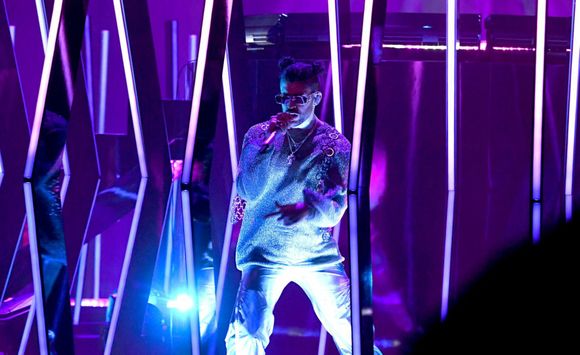 Bad Bunny calienta las redes al subir fotos sin ropa