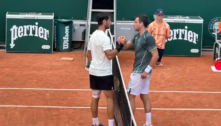 El saludo final entre Tirante y su vencedor, Pedro Martínez. (Foto: Roland Garros)
