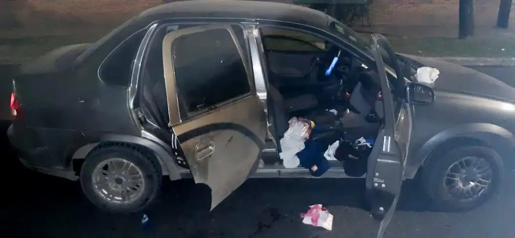 Una mujer fue apuñalada en un auto, en un intento de femicidio, en San Miguel