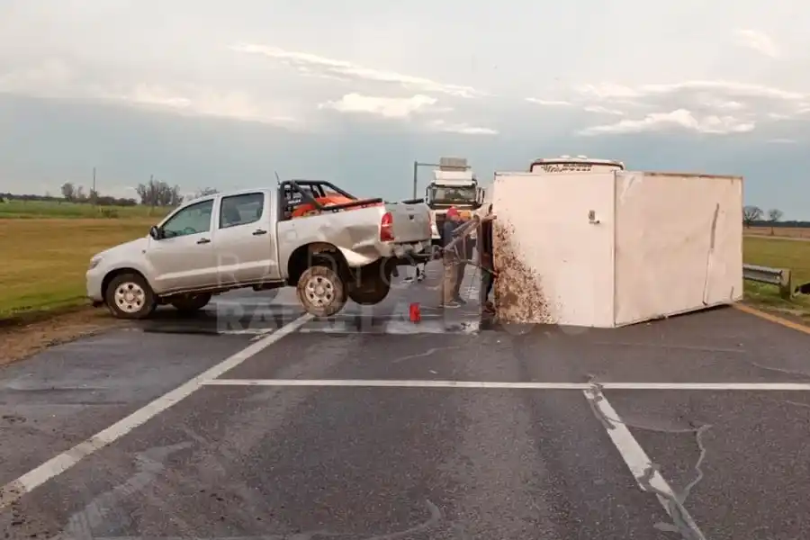 Autovía 19: una camioneta perdió el control de su casilla remolque y la terminó volcando