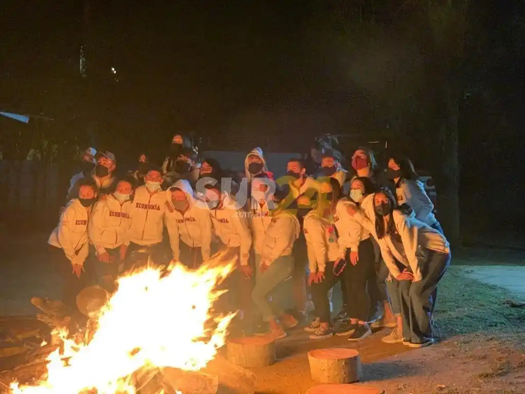 Sancti Spiritu: jóvenes festejaron la Primavera y tuvieron un gran gesto con la Guardia Urbana