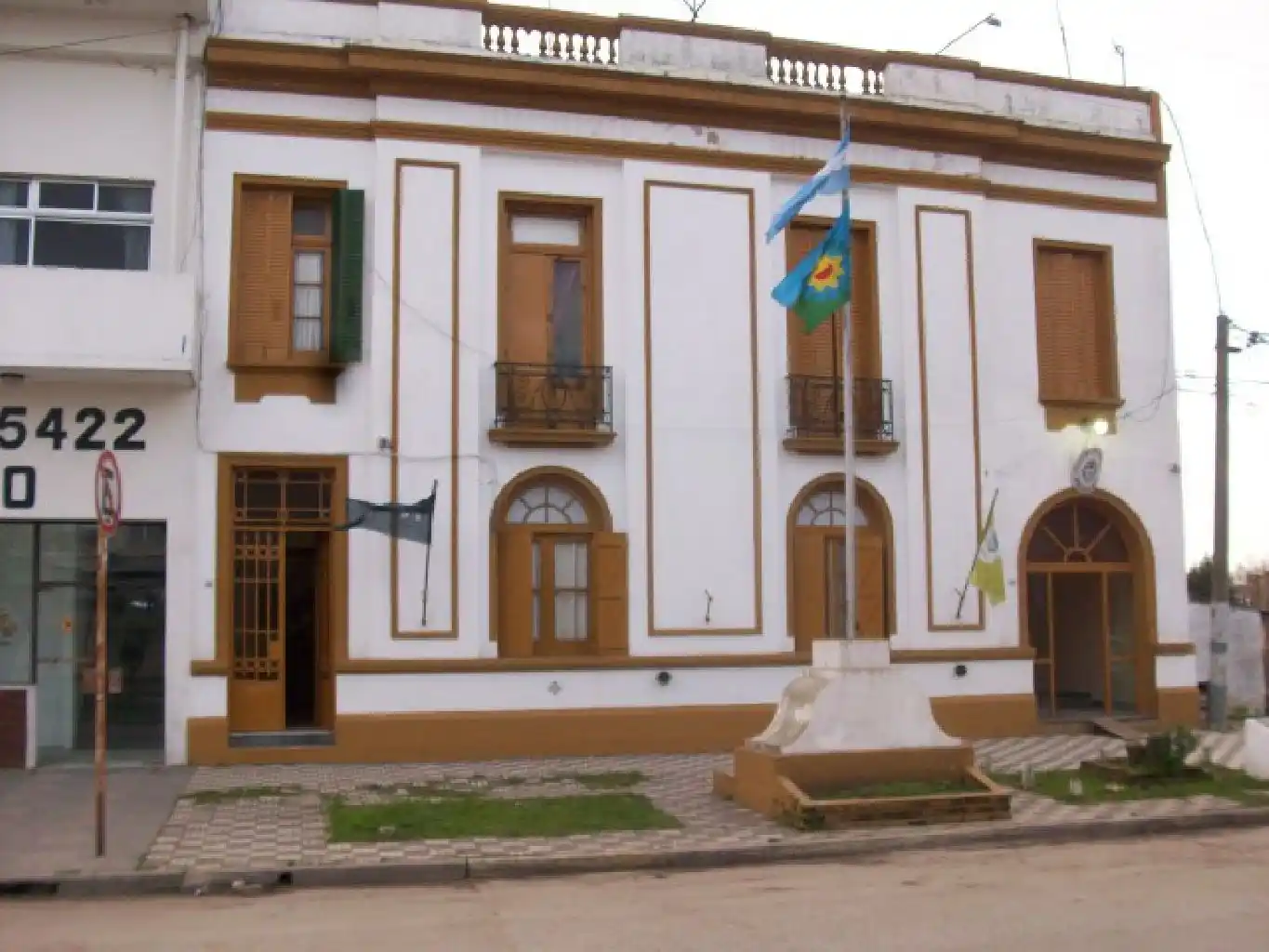Escándalo en la comisaría de Madariaga: Un policía obligaba a las presas a que le hagan masajes