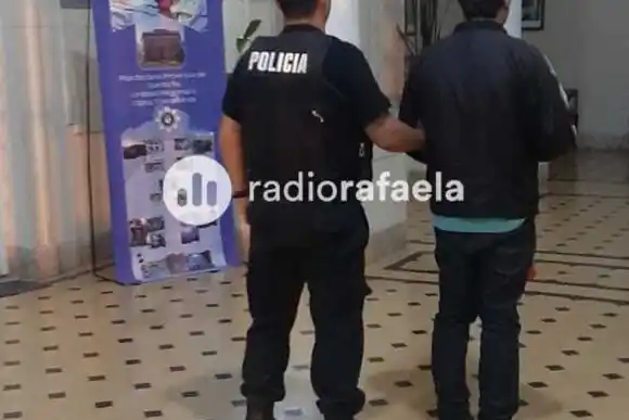 Esconido entre los pastizales, fue atrapado