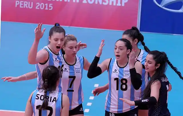 El equipo argentino festeja un punto con Azul Benítez (en la foto con la camiseta 7). (Foto: Feva)