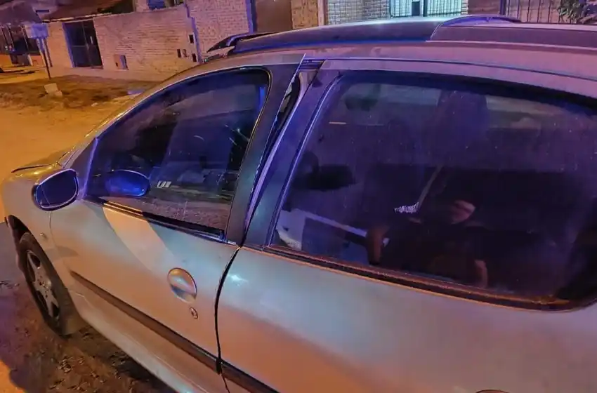 Descubrió a los ladrones que querían llevarse su auto