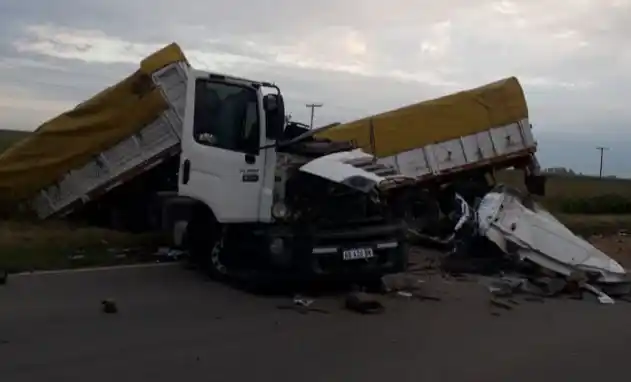 Tragedia: dos camiones chocaron de frente en Córdoba