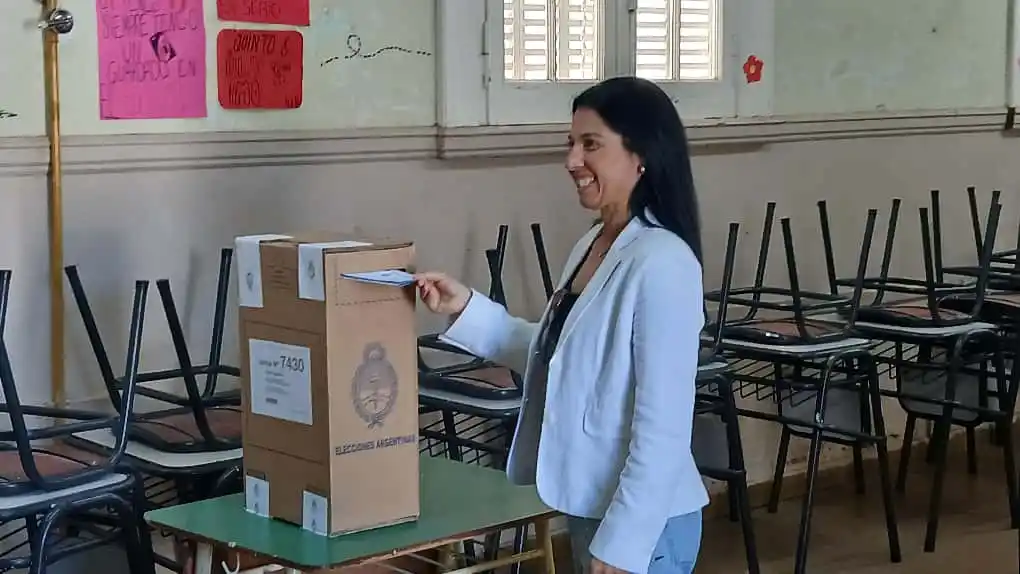 La representante libertaria emitió su voto en la Escuela Nº 206 “Rosa Turner de Estrugamou” (ex Normal). Foto: Sur24