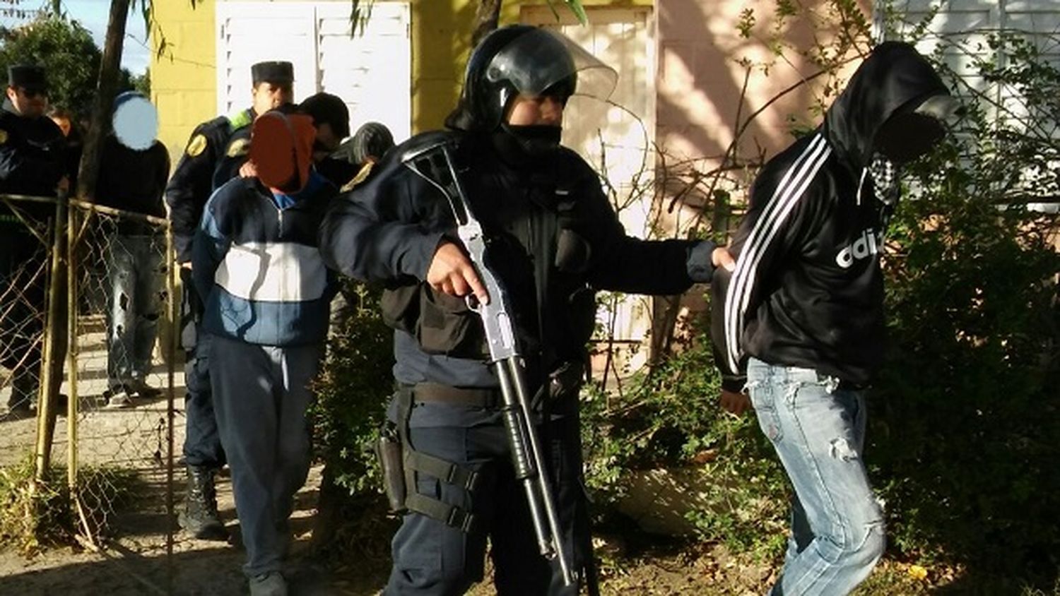 Nueve personas fueron llevadas a Jefatura por cuatro allanamientos