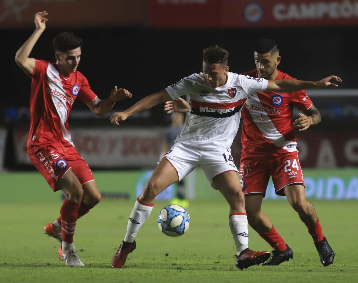 Argentinos Juniors venció a Newell's y también es líder