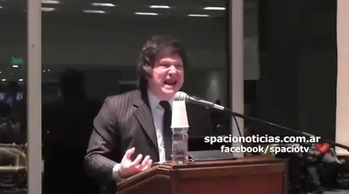 Milei maltrató a una periodista en Salta y al final de la conferencia lo salieron a apurar para que pida disculpas