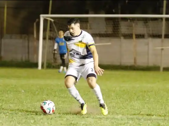 Matías Hererra, de Juventud Urdinarrain, con el dominio des esférico (crédito: IG Gol Entra).