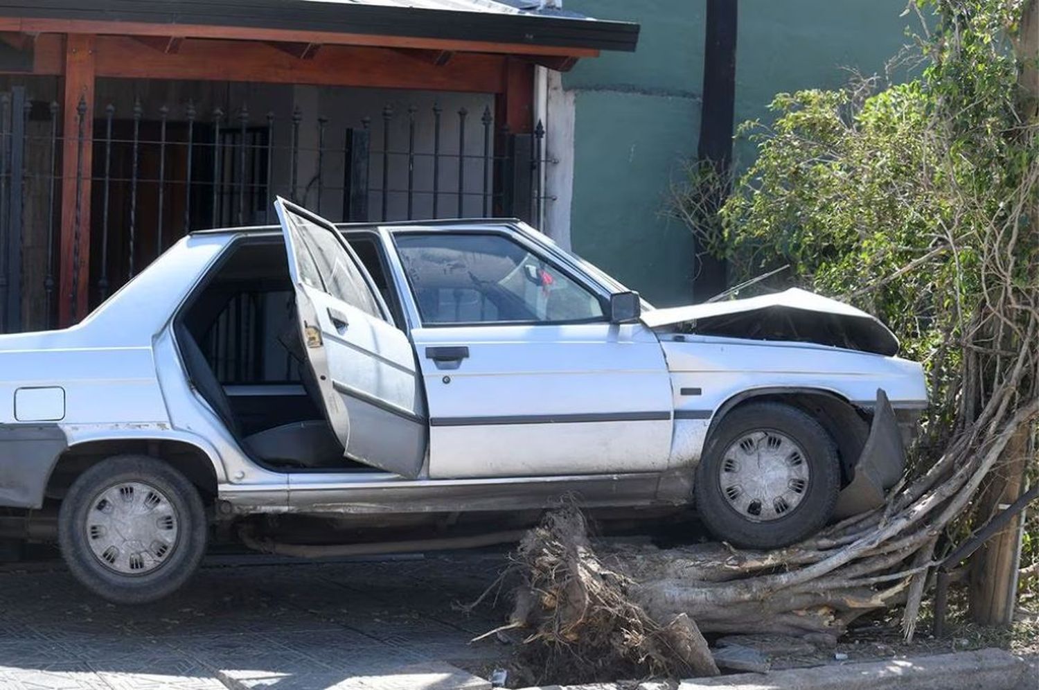 El auto quedó incrustado en un árbol