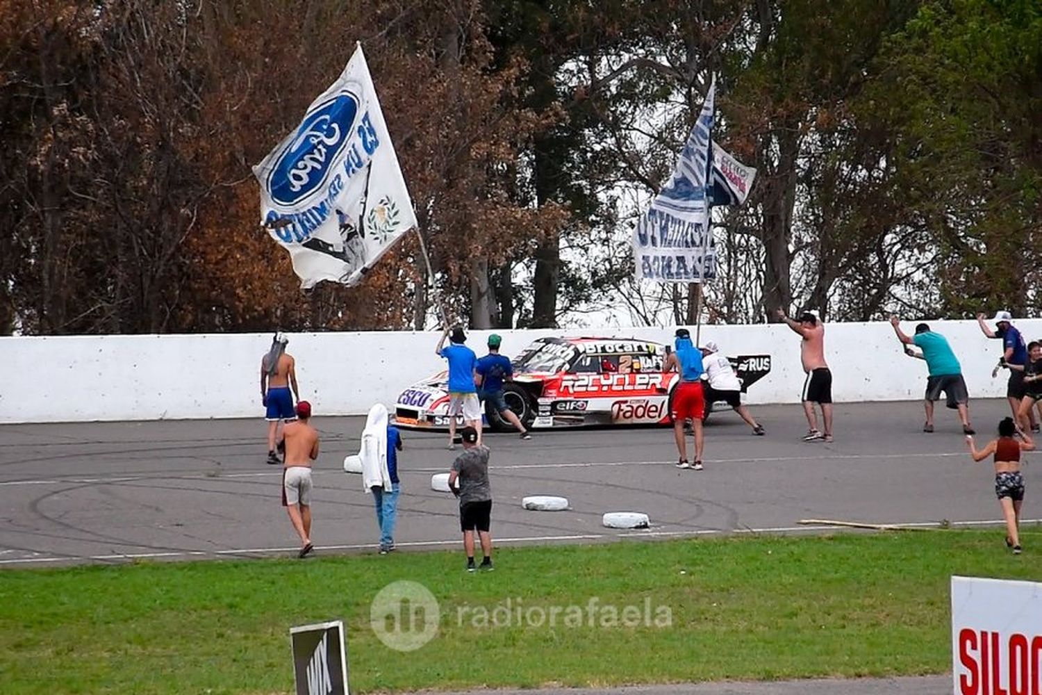 Los fanáticos de Ford acercándose a celebrar con Werner