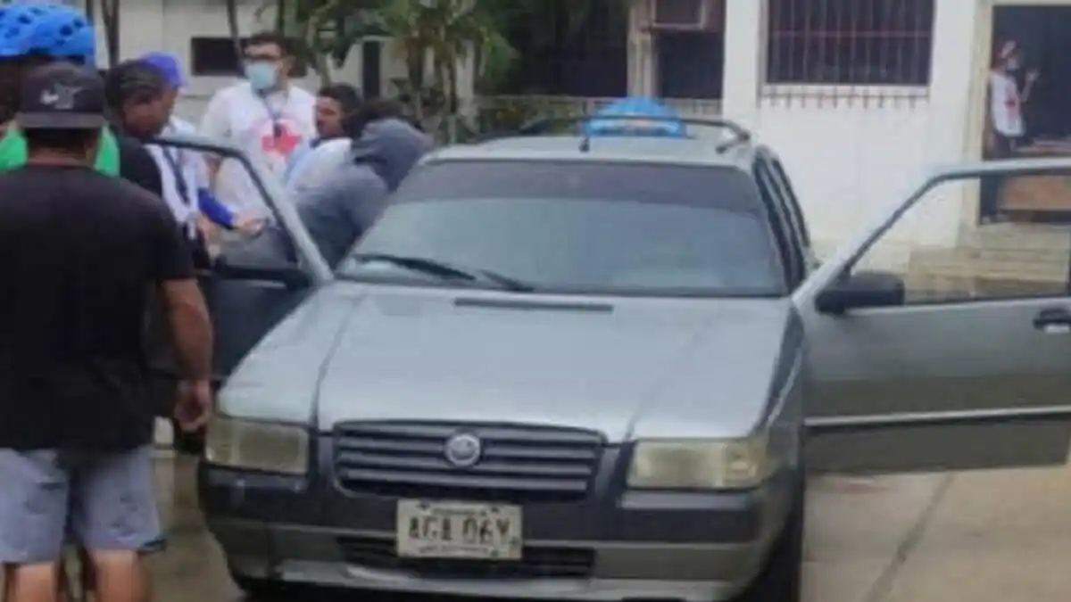 MUERE mientras hacía cola para la gasolina: el hombre sufrió un infarto fulminante