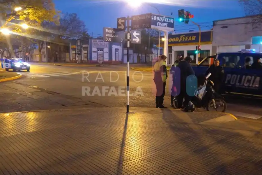 Se estamparon contra la pared de un comercio y huyeron: estaban con una moto robada