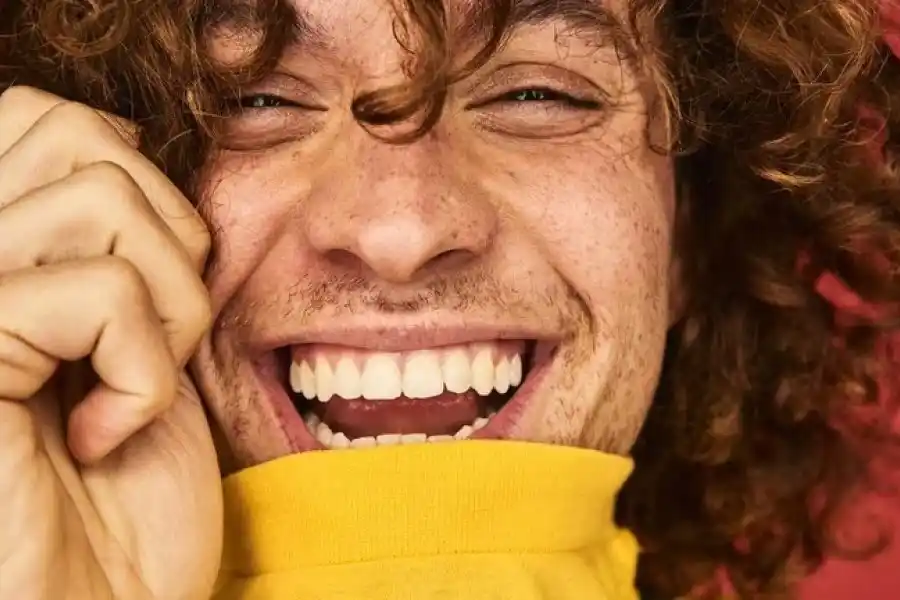 Las personas emocionalmente seguras son empáticas en sus vínculos sociales y ofrecen su apoyo a quienes lo rodean