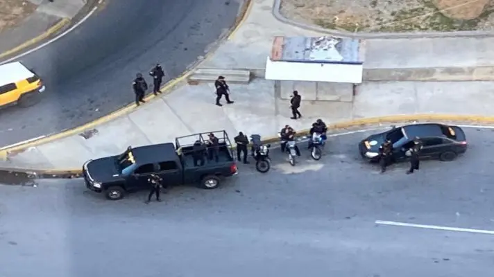Más de 15 funcionarios del Sebin rodean el edificio donde reside Juan Guaidó