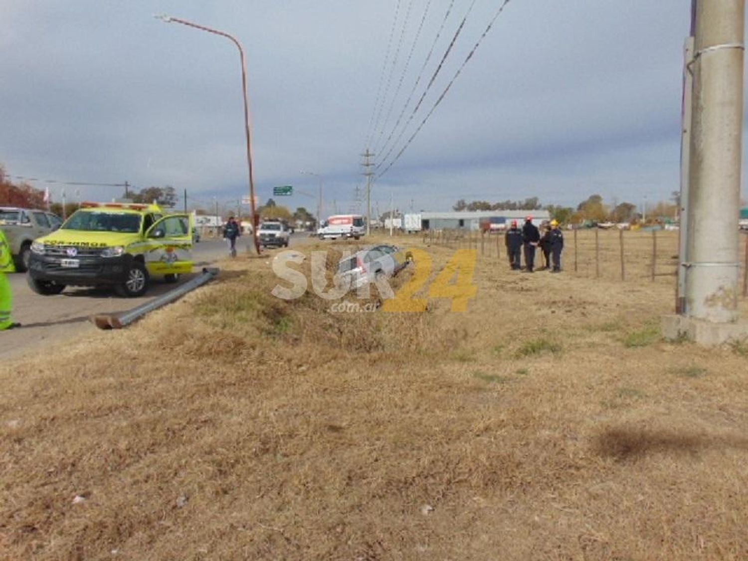 Despiste de auto al colisionar contra guardarrail y poste de alumbrado en ruta 8