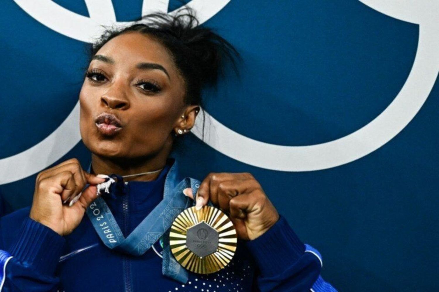 The GOAT: Simone Biles celebra su nueva medalla de oro con un sorprendente collar en alusión a su éxito