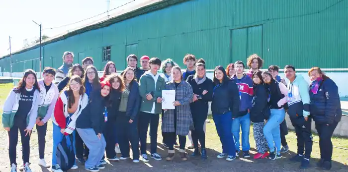 Se realizó la entrega de los galpones donde los estudiantes construirán sus carrozas
