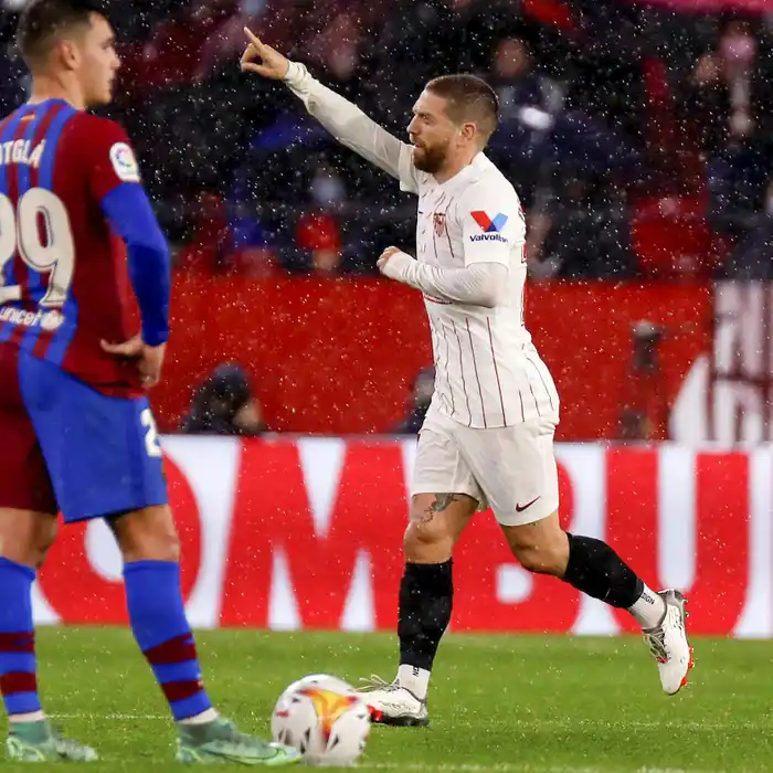 “Papu” Gómez anotó para Sevilla, que repartió puntos con Barcelona