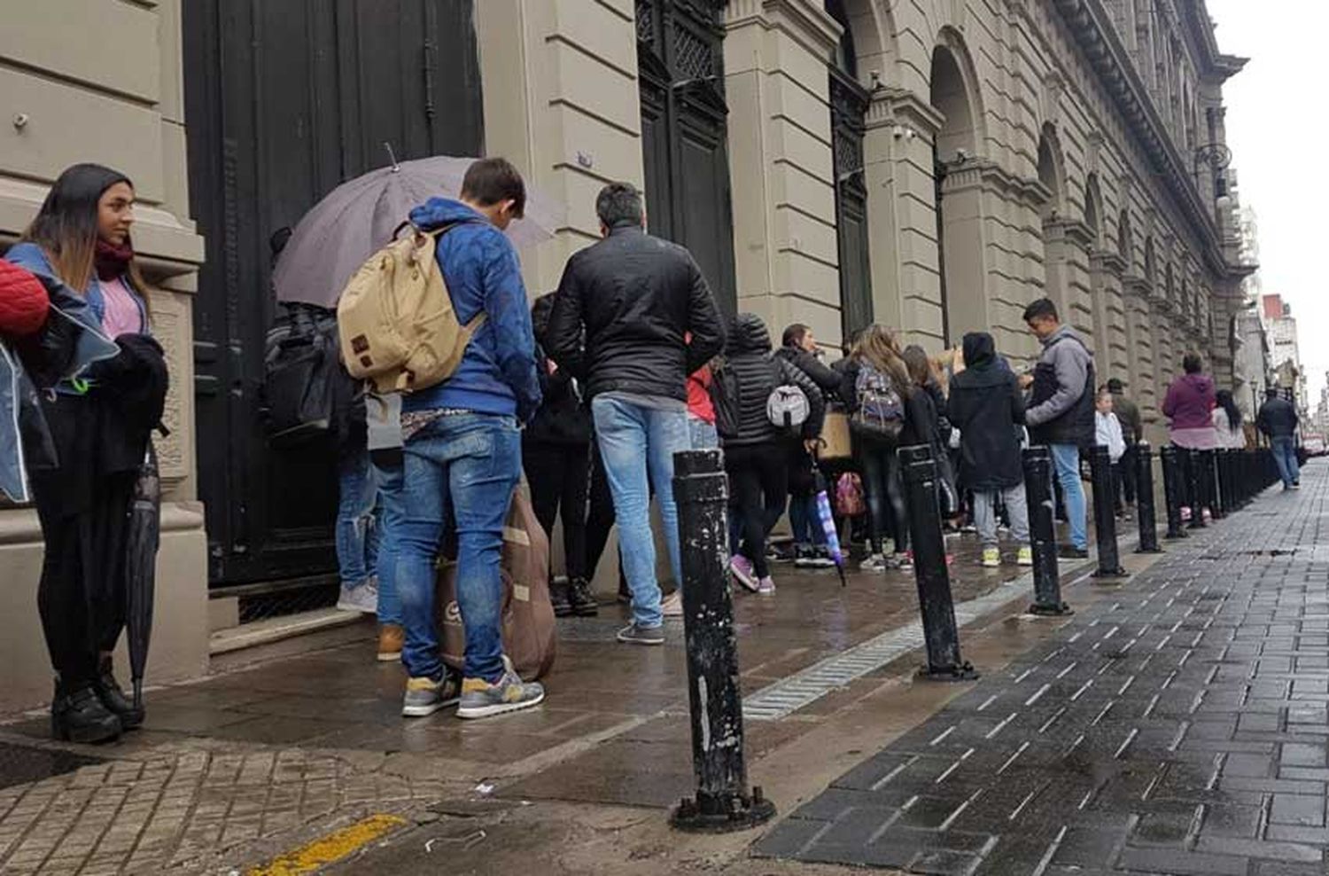 Ni la lluvia los para: artistas rosarinos hicieron cola para formar parte de Showmatch